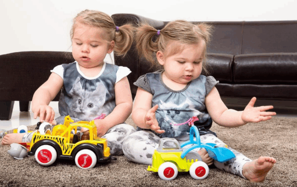 ⁦شاحنة سفاري جامبو من Viking Toys، تجي مع دليل للحيوانات وحيوانات صغيرة – لعبة تعليمية وممتعة للأطفال تحفز الخيال والتعلم⁩ - الصورة ⁦5⁩