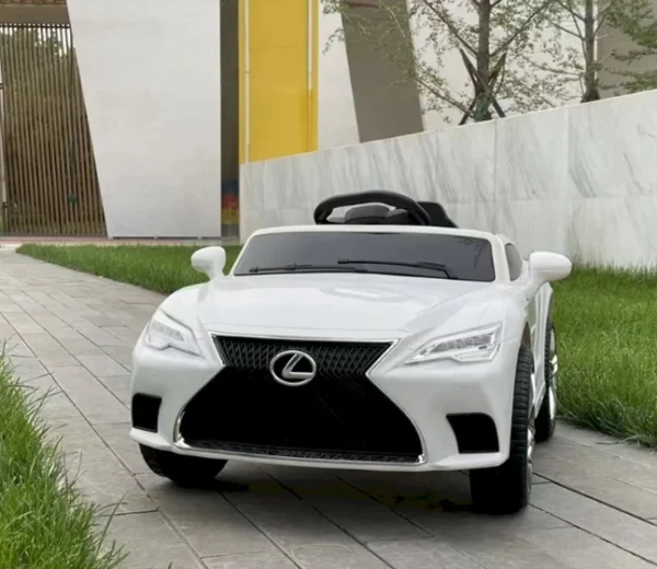 ⁦سيارة كهربائية لكزس بيضاء – تصميم فاخر وأبواب جانبية تفتح 🚗💙⁩ - الصورة ⁦4⁩