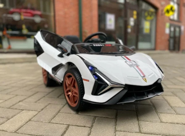 ⁦سيارة كهربائية سوبر كار للأطفال – تصميم رياضي وأنيق باللون الابيض🚗🔥⁩ - الصورة ⁦3⁩